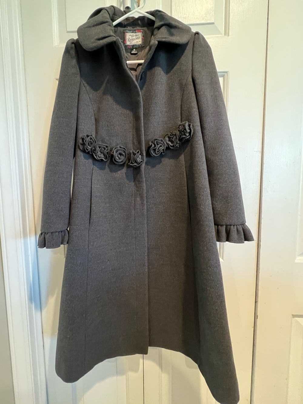Rothschild๐ฉถGirls Wool Coat, Like New, Floral Rosettes on front, Ruffle @ Wrists